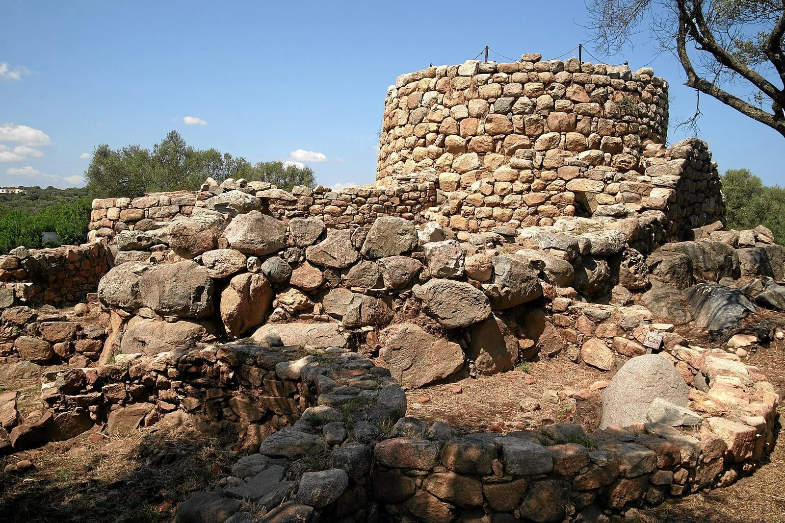 Il nuraghe La Prisgiona ad Arzachena, torre in blocchi di granito circondata da muri e resti del villaggio
