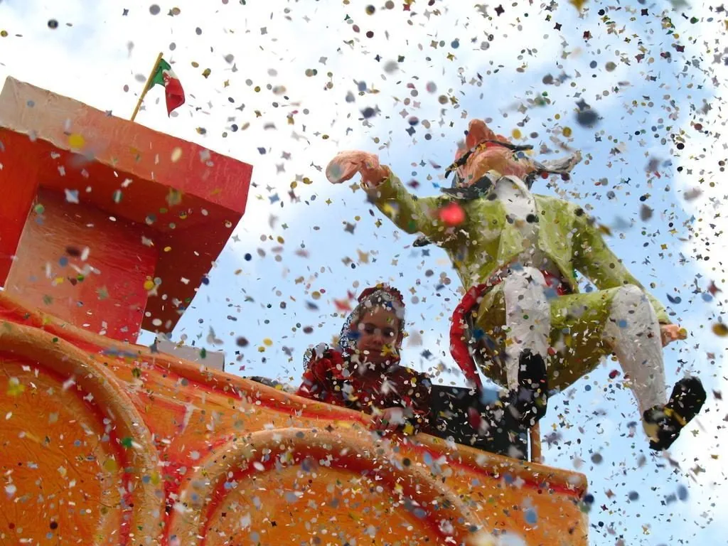 Carro allegorico in cartapesta sotto una pioggia di coriandoli al Carnevale di Tempio Pausania