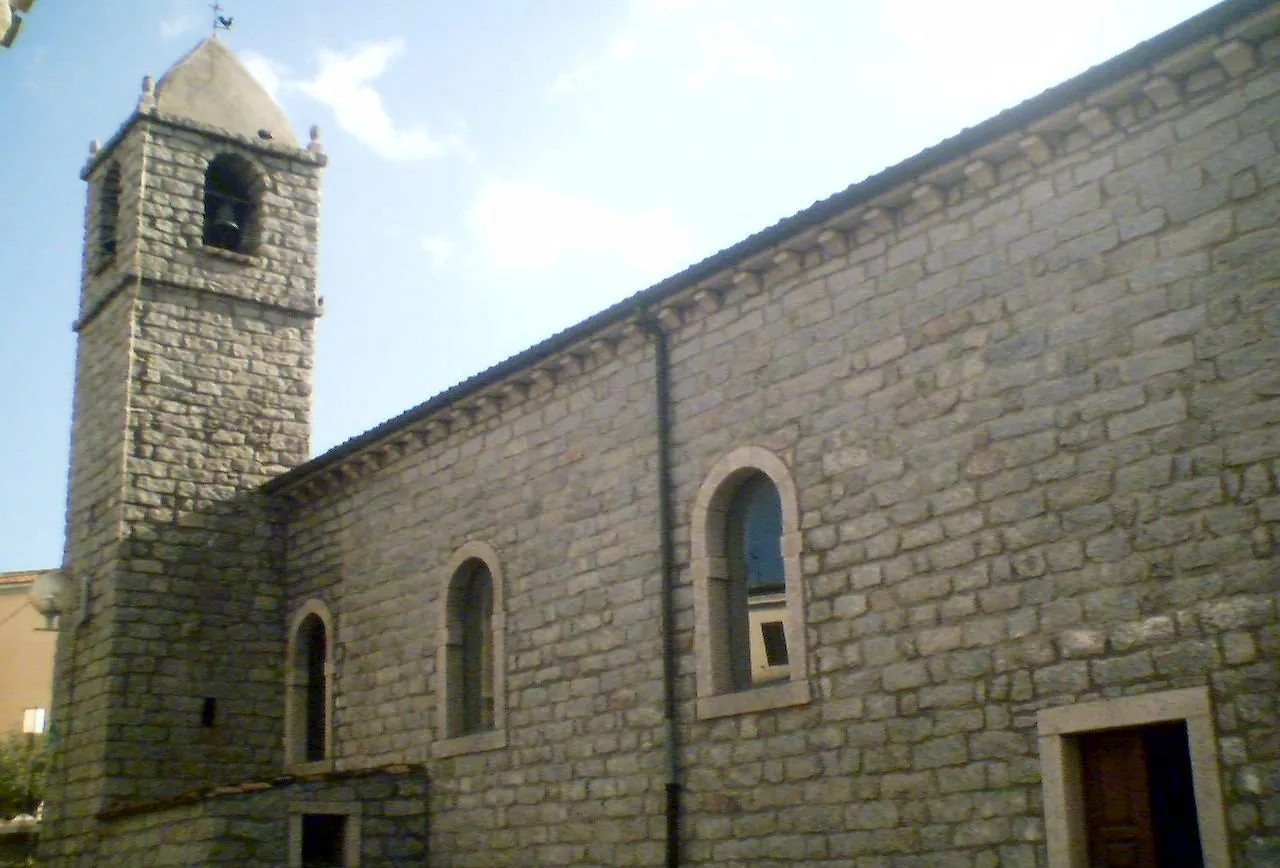 Il fianco in granito e il campanile della chiesa di Santa Maria della Neve ad Arzachena